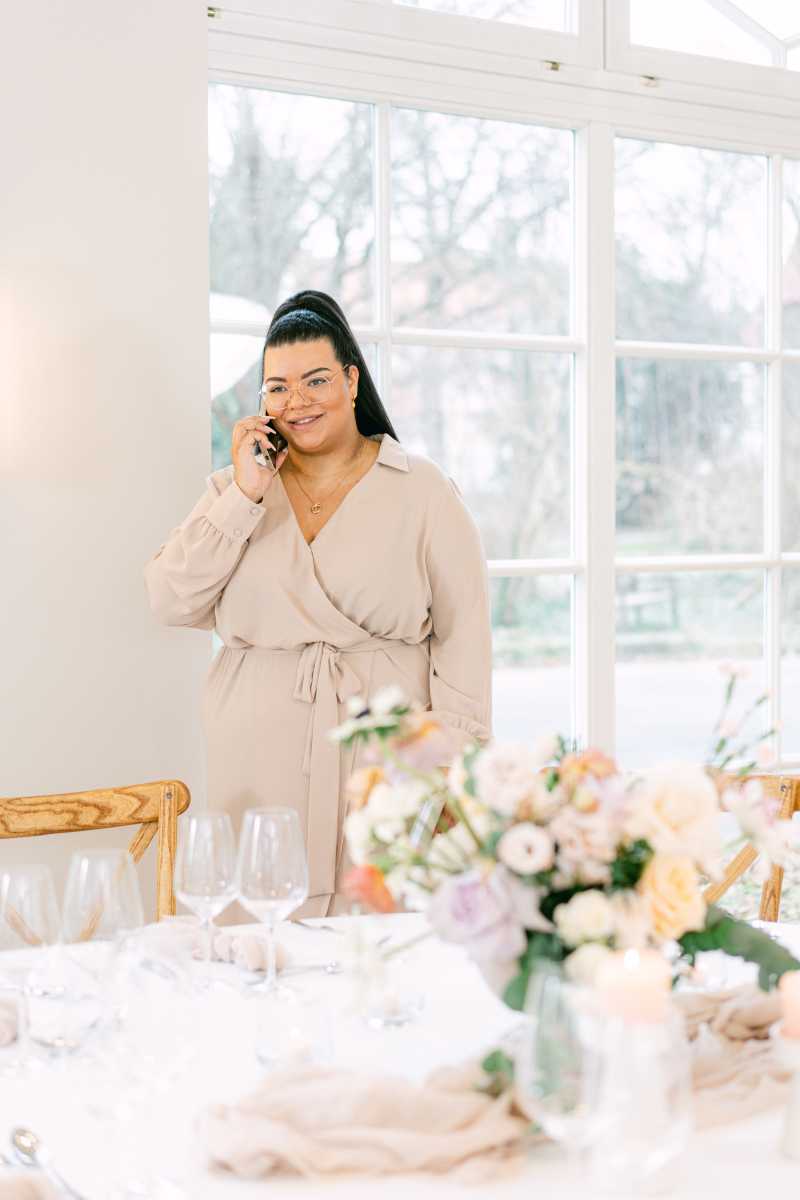 Hochzeitsplanerin Victoria im Einsatz