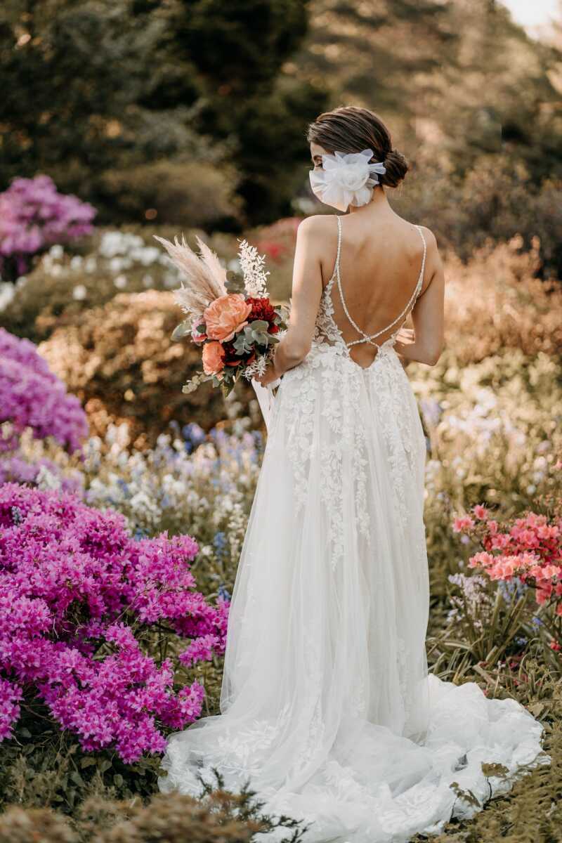 Braut mit Maske