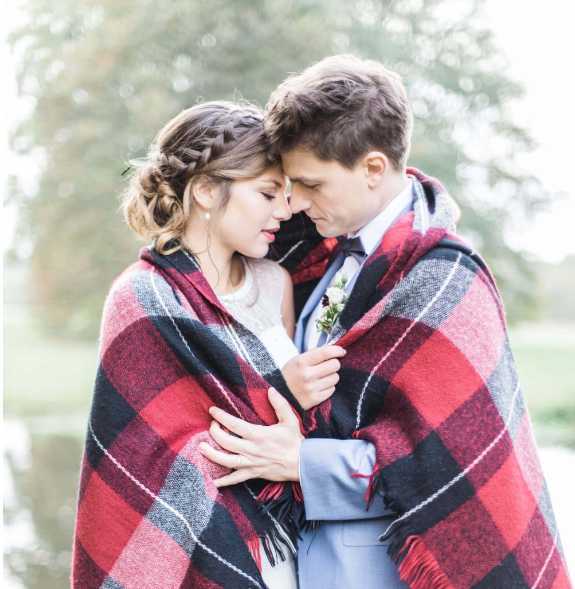 Herbsthochzeit Paar mit Decke