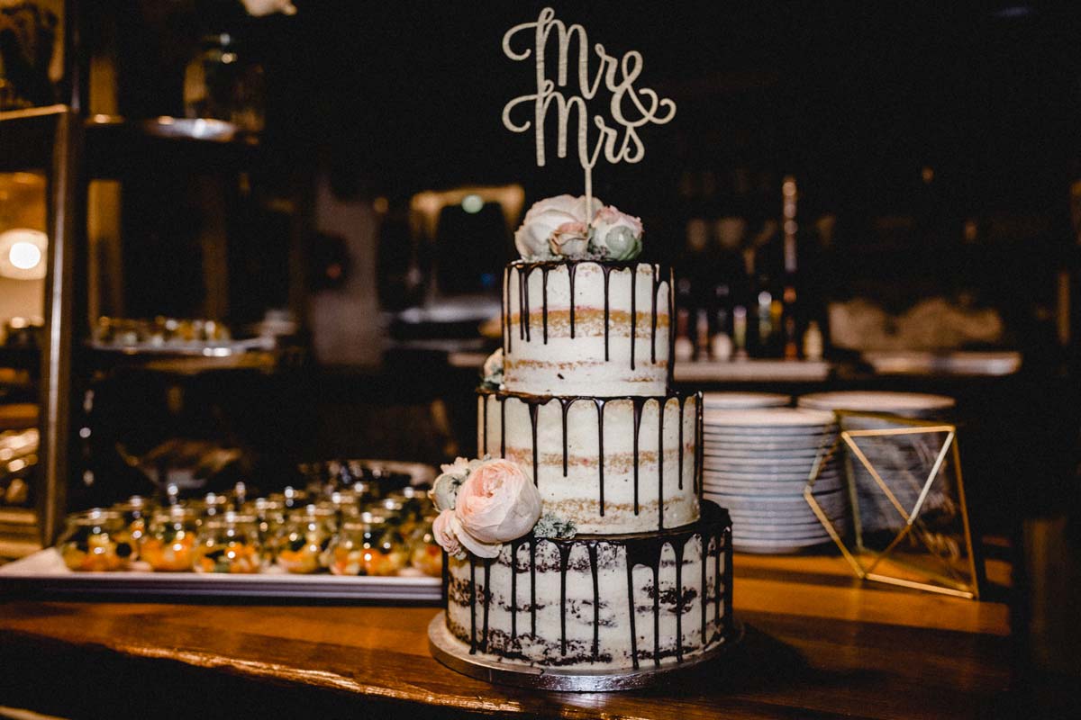 Dreistoeckige Hochzeitstorte Naked Cake Drip Cake