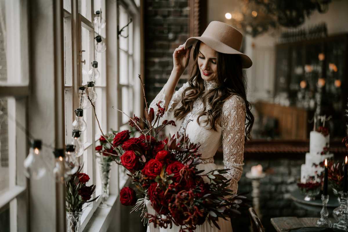 Passend zur kalten und gemütlichen Jahreszeit, auch den perfekten Brautstrauß finden. Was für Blumen ihr am besten wählen solltet, erfahrt ihr in unserem Beitrag.