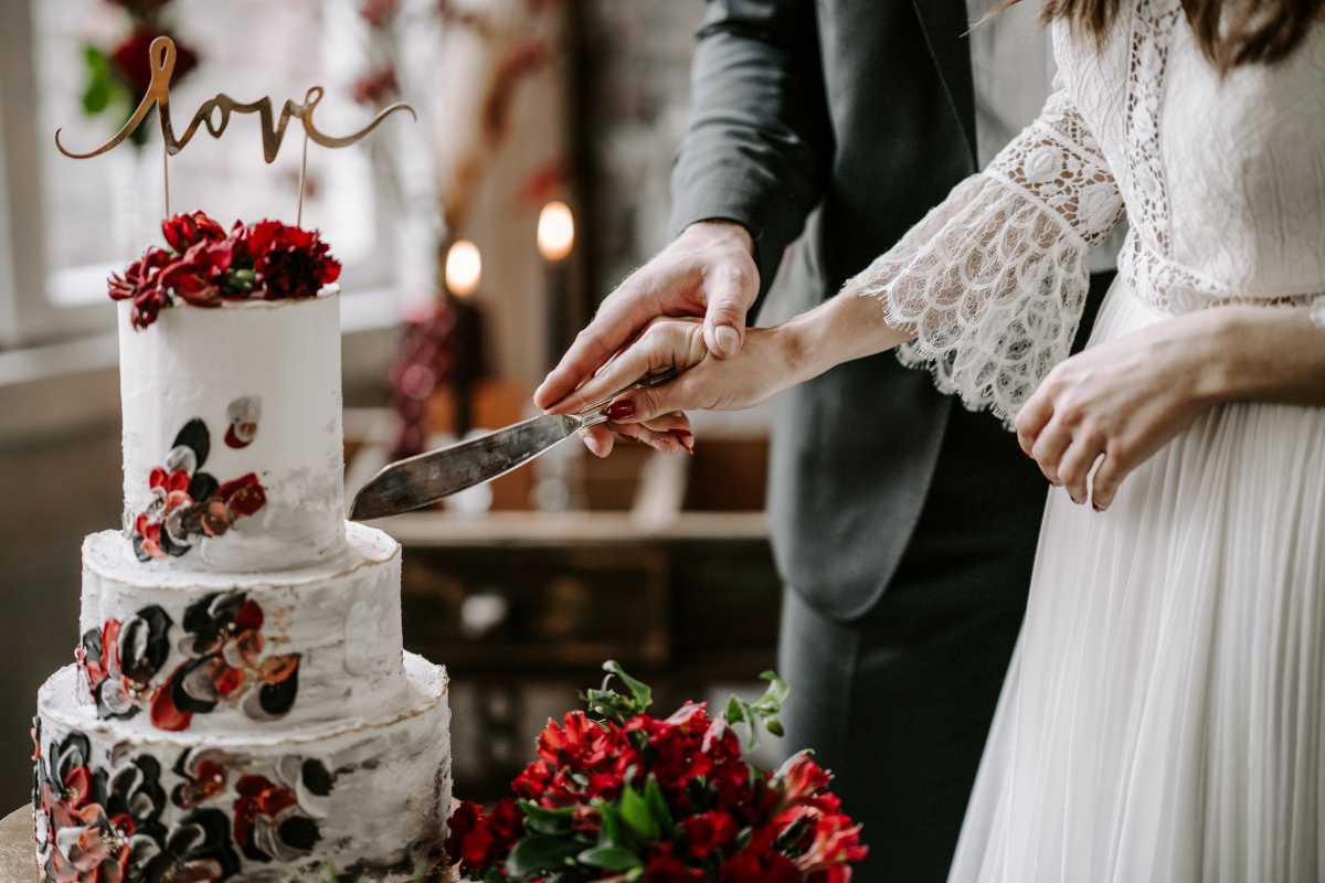 Wunderschön und lecker soll die Hochzeitstorte sein. Doch welche Torten sind dieses Jahr im Trend? Ihr erfahrt mehr darüber in unserem Beitrag.