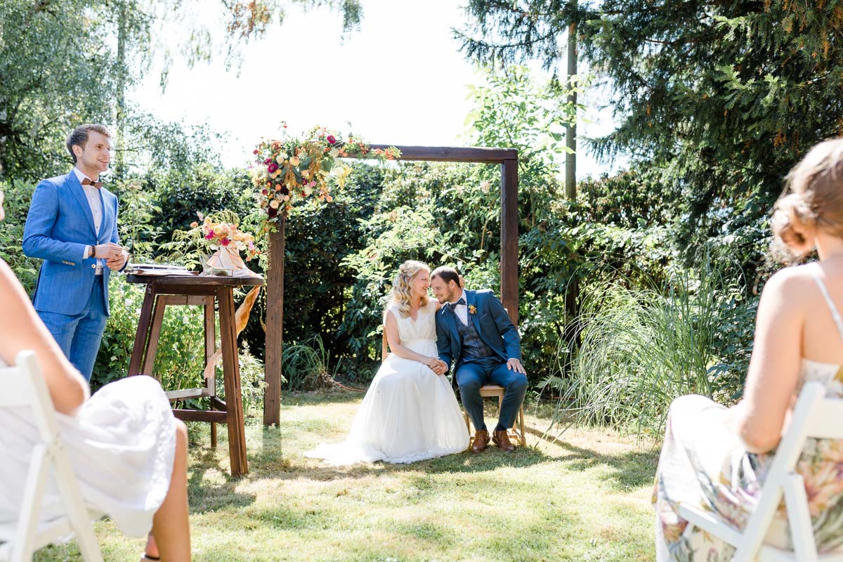 Brautpaar bei freier Trauung im Garten Sommerhochzeit