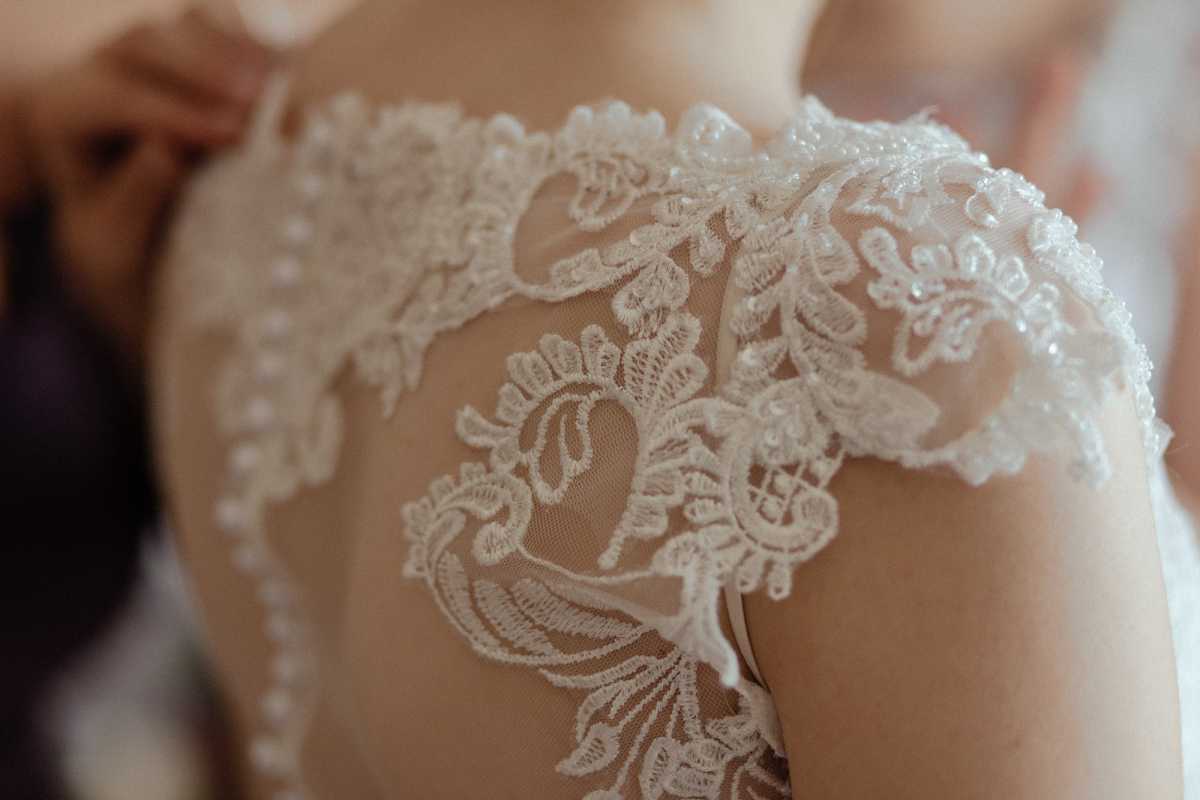 Brautkleid mit Spitze und Glasperlen